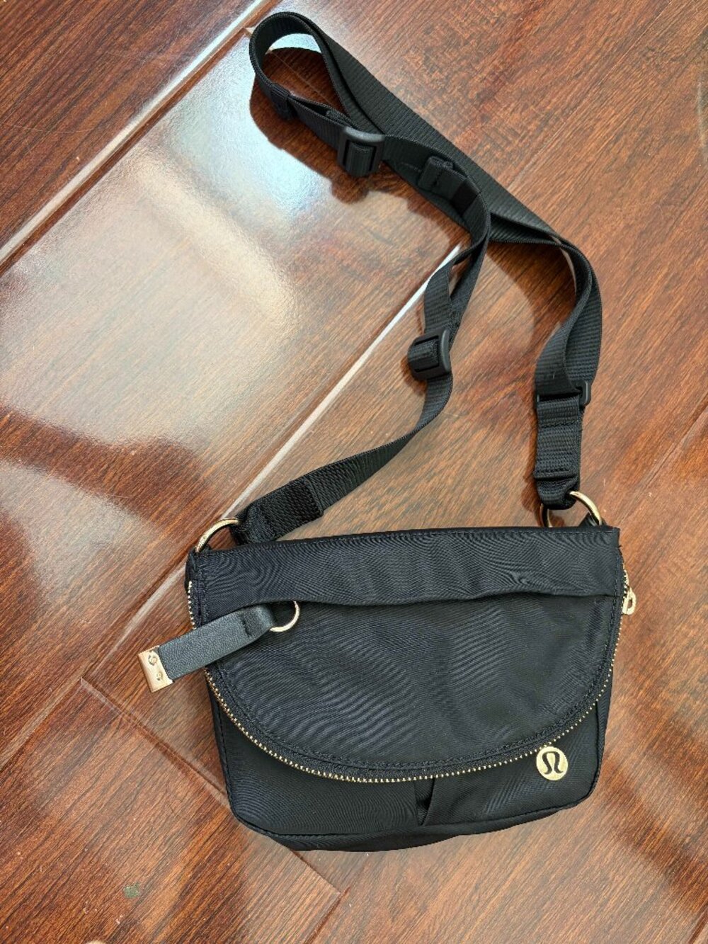 Lululemon Festival Bag in Black with gold details